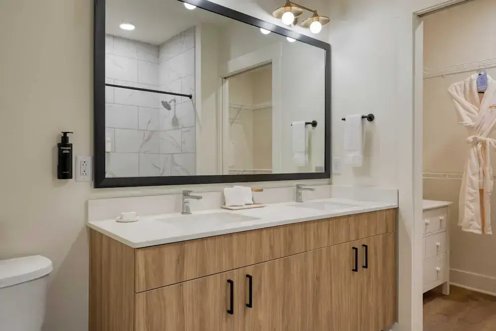 5 1BR Suites at The Gilmore Sleeps 20 12 South
