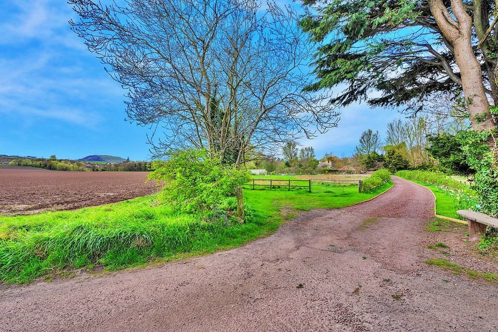 Historical Cottage Near Preston Mill, No Deposit