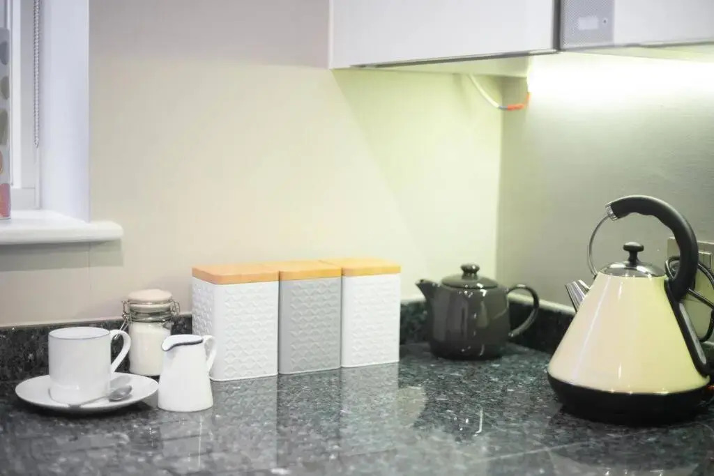 Deluxe Apartment near Cabot Circus w Parking sleeps 5