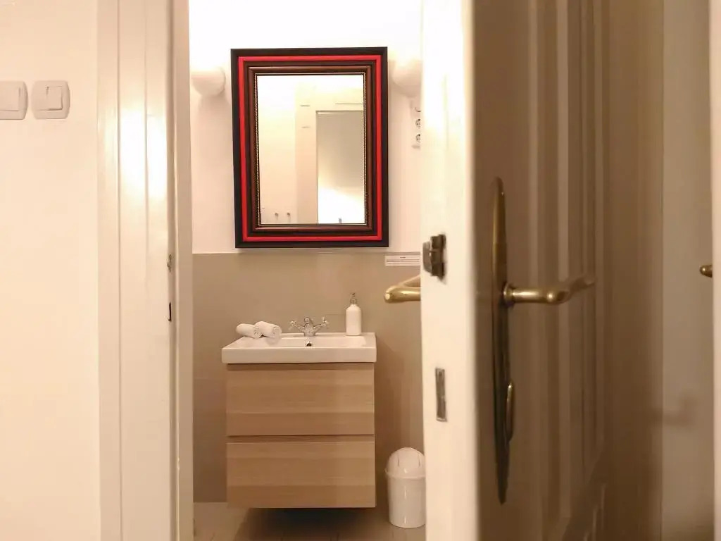 3 bedrooms suite, 2 bathrooms, balcony at Opera