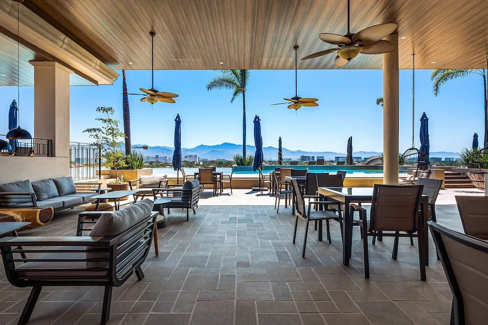 Peaceful Modern Condo With Rooftop Pool, Washer-dryer and Fitness Room