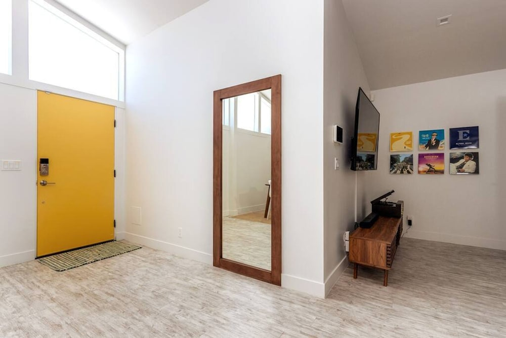 Mid-century Gem w Secret 4th Bedroom Near Downtown
