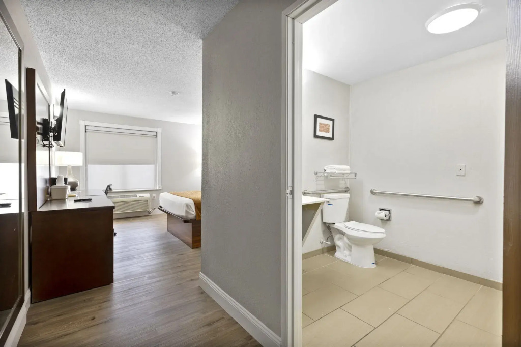 Comfort Inn & Suites Hazelwood - St Louis