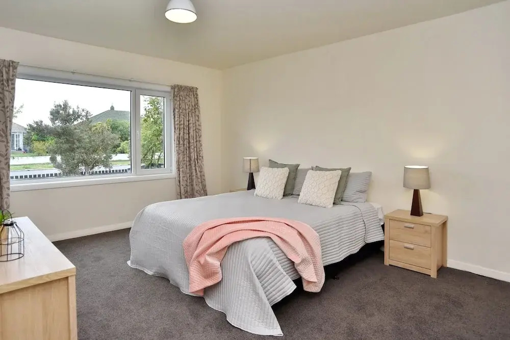 Room to spread out - fenced lawn, pets welcome - Weston Villa