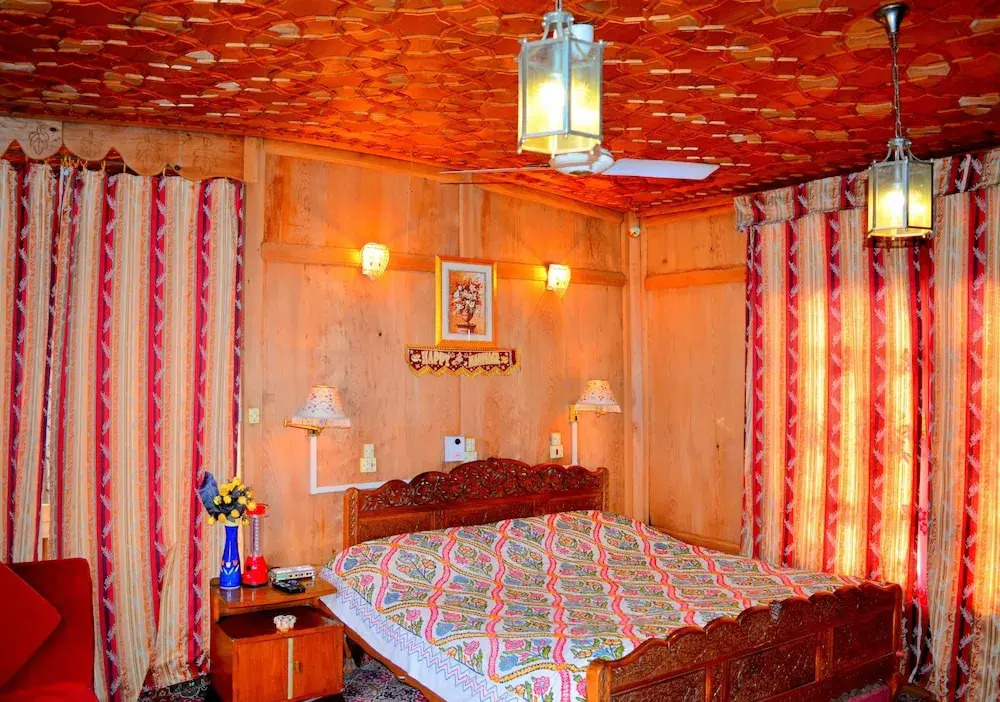 Houseboat New Golden Flower