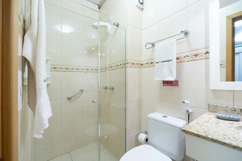 GRAMADO SOLAR REAL - 2 apts de 2 quartos no mesmo prédio, cada um comporta até 7 pessoas - IDEAL PARA GRUPOS - central - IDEAL PARA ANDAR A PÉ - nesta plataforma desde janeiro de 2015, oferecemos CREDIBILIDADE - seu PET é bem-vindo - GARAGEM COBERTA