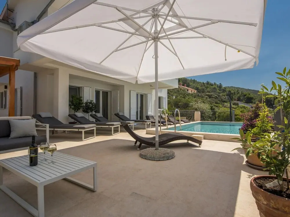Villa in Cres With Sea Views & Pool