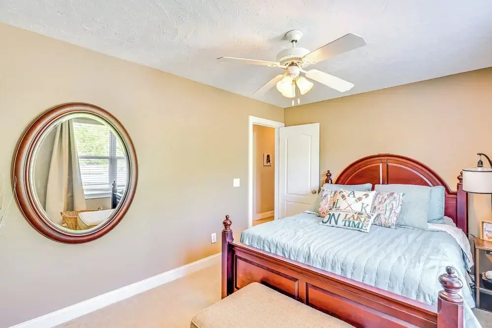 Lake Martin Retreat w/ Deck: 4 Mi to Wind Creek!