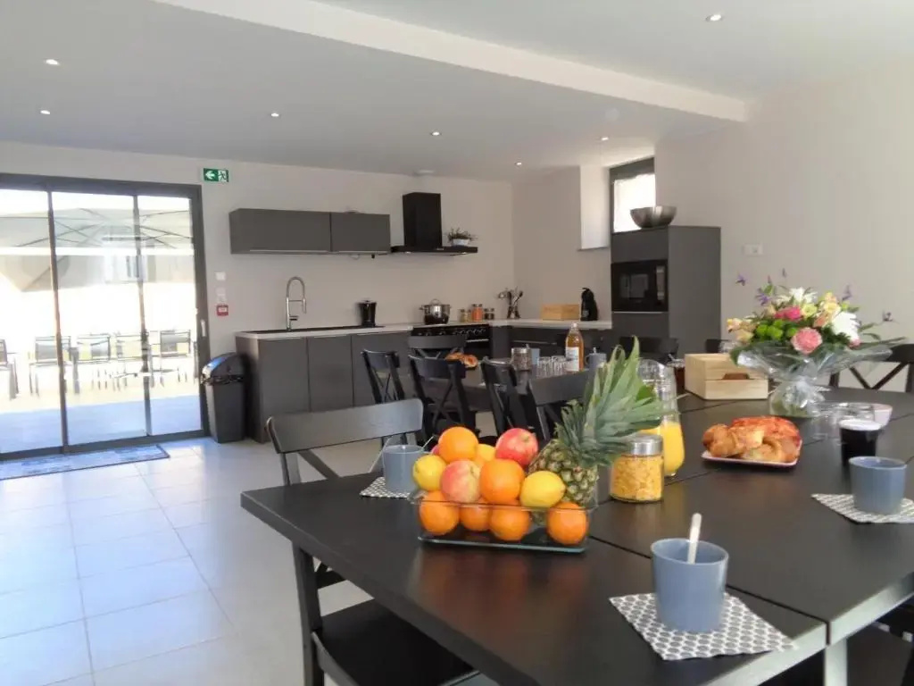 Gîte spacieux avec espace extérieur et jacuzzi à Montchal - FR-1-496-234