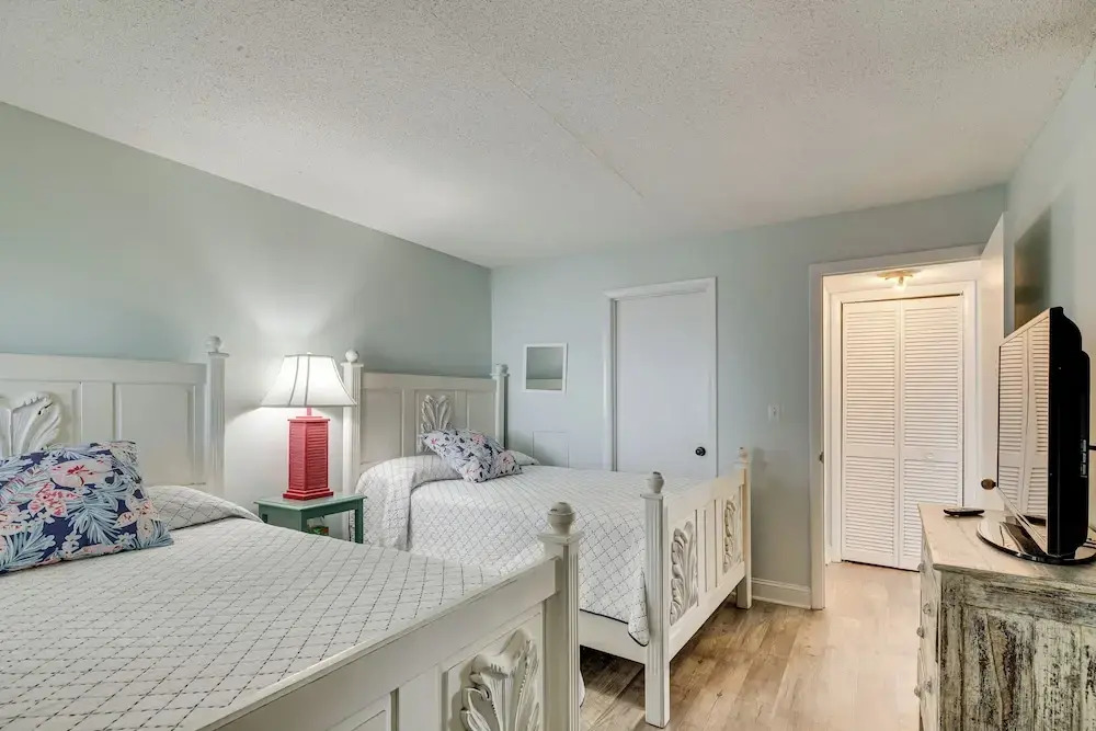 Walk to Beach: Emerald Isle Condo w/ Ocean View!