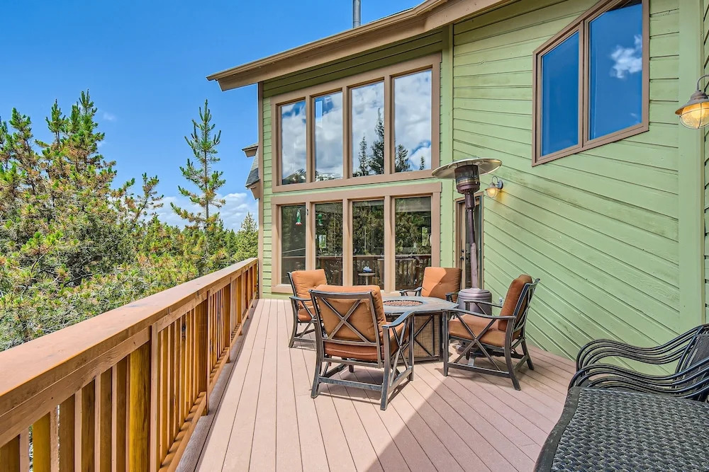Moose Hill Lodge 5 Bedroom Home by RedAwning