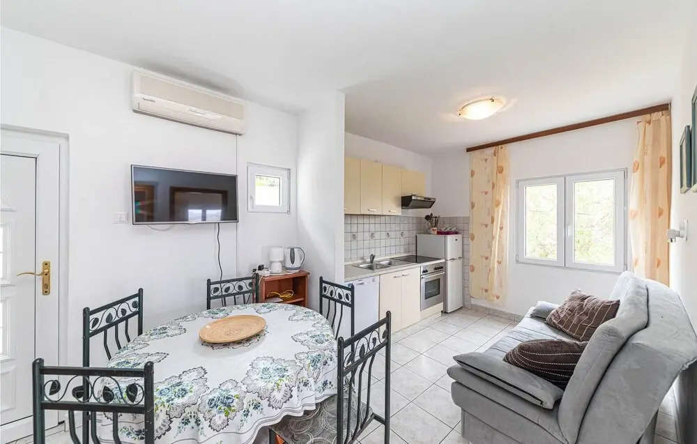 Amazing Apartment in Okrug Gornji With 2 Bedrooms and Wifi