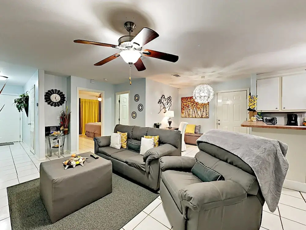 108 E Whiting St House - 2 Br apts by RedAwning