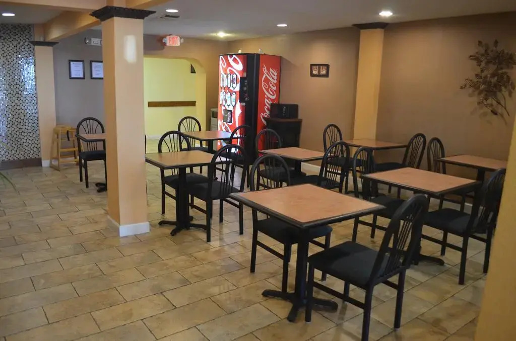 Summit Inn Hotel & Suites