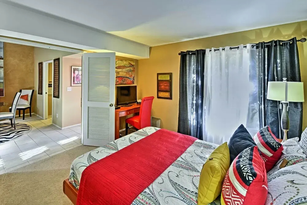 Palm Desert Townhome w/ Mountain Views & Patio