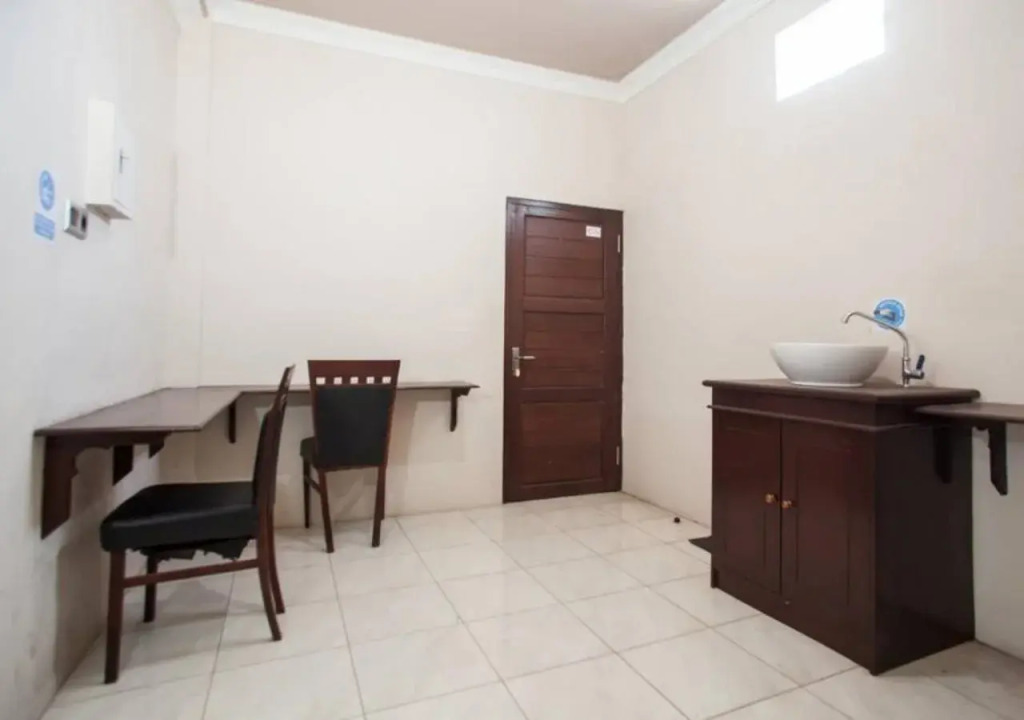 RedDoorz near Basuki Rahmat