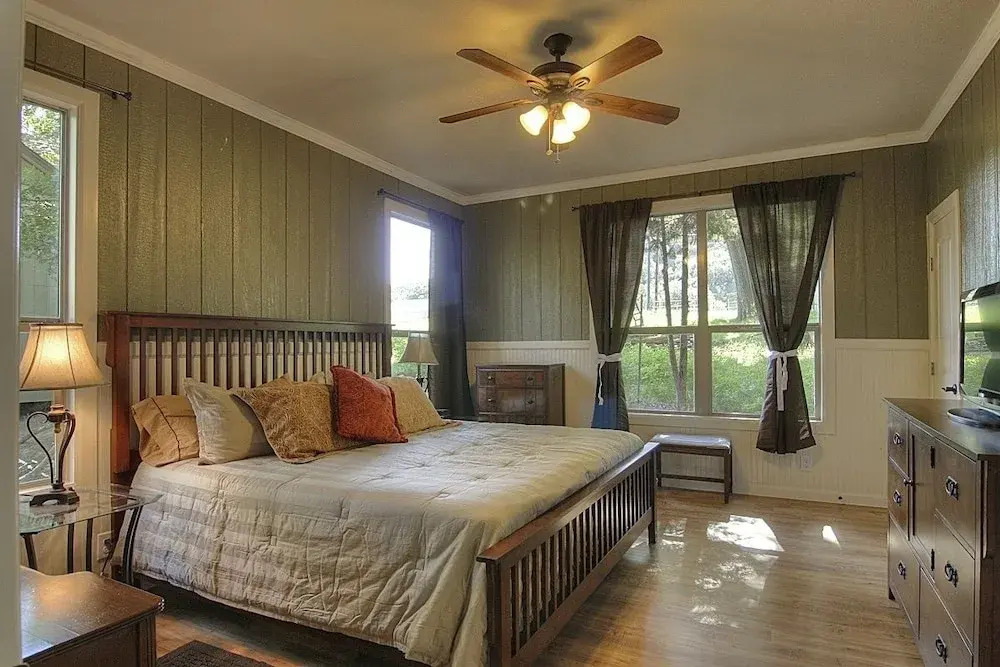 River Rd. Treehouses- Birdseye Perch 1 Bedroom 1 Bathroom Cabin