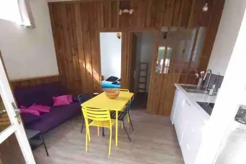 appt 2 chambres calme,clim, plage et gare proche pkg