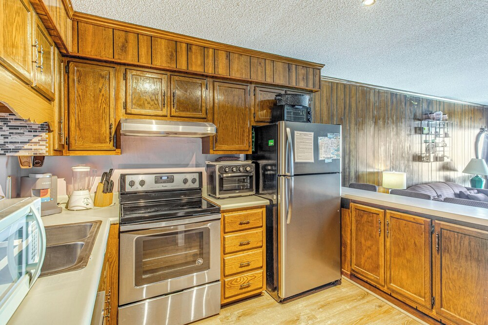 ~ 9 Mi to Boardwalk: Oceanfront Myrtle Beach Condo