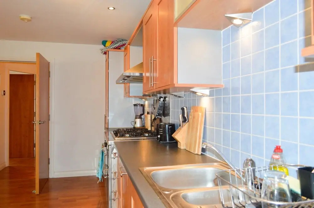 Modern 1 Bedroom Apartment With Balcony