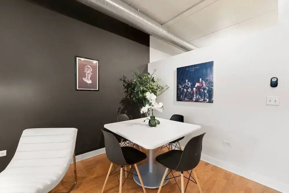 Sleek 2 Bed 2 Bath Condo in Trendy Fulton Market