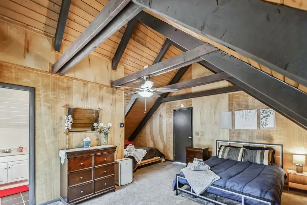 Poconos Chalet Newly Renovated, Great Location 4 Bedroom Home by RedAwning