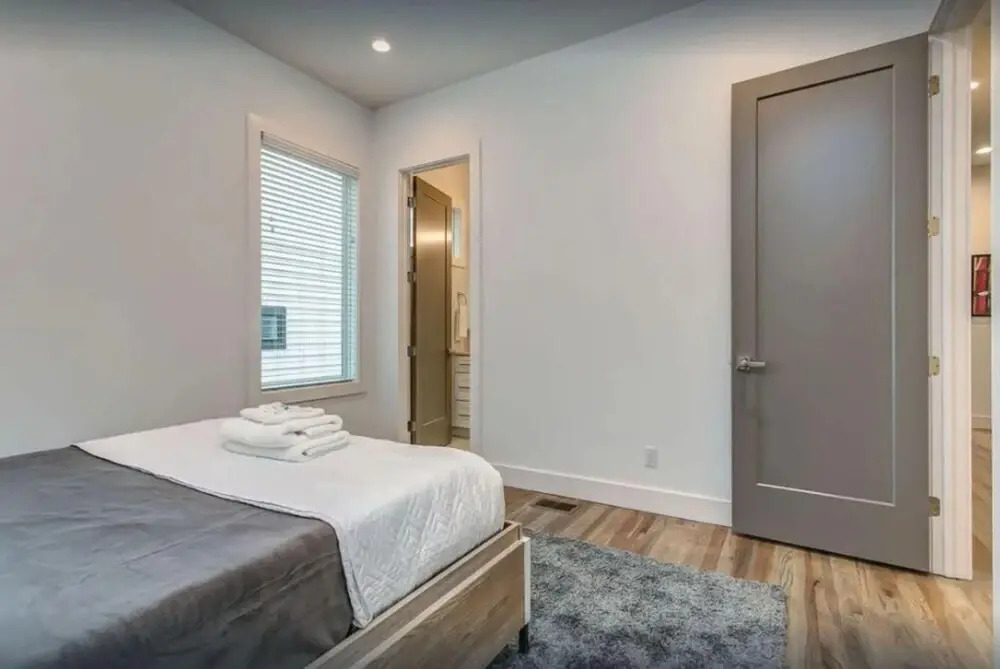 Spacious Tranquil Rooftop Pad on 8th by Music City Luxury Stays