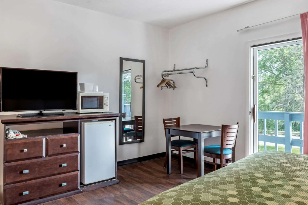 Econo Lodge Lee - Great Barrington