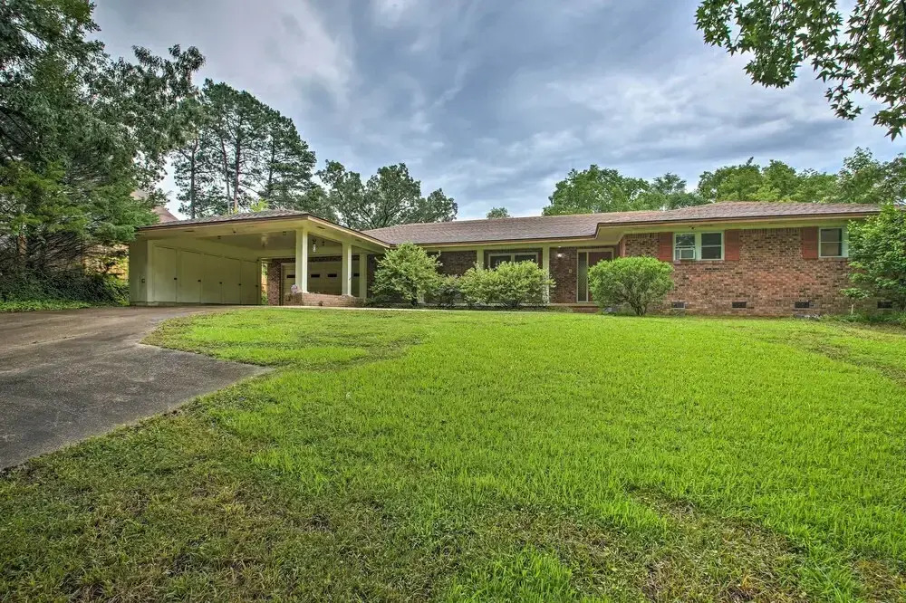 3 Mi to Oaklawn Racing Casino: Spacious Home
