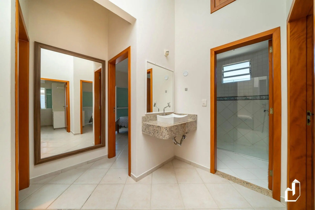 Casa com 05 dormitórios ideal as férias na praia
