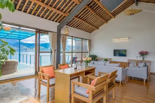 Luguhu Lakeside Apu Guest House