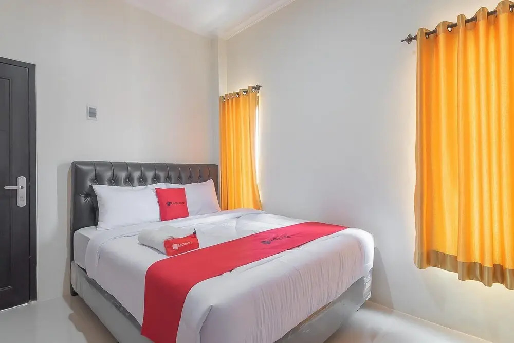 RedDoorz Plus @ Kesambi Street Cirebon
