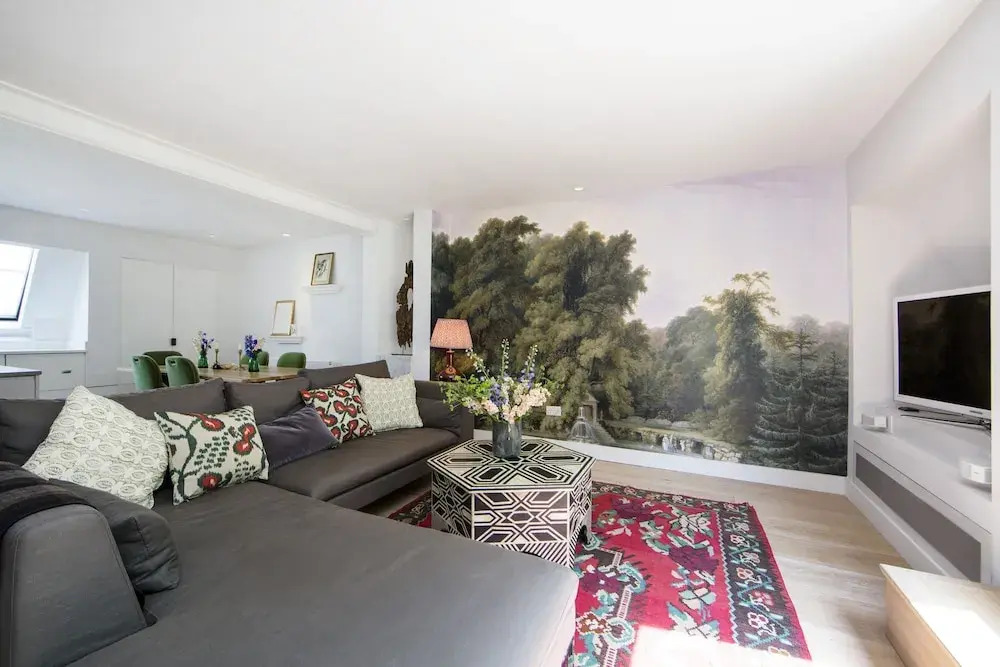 Beautifully Furnished 3 Bedroom, 2 Bath Maisonette With Balcony in Bayswater