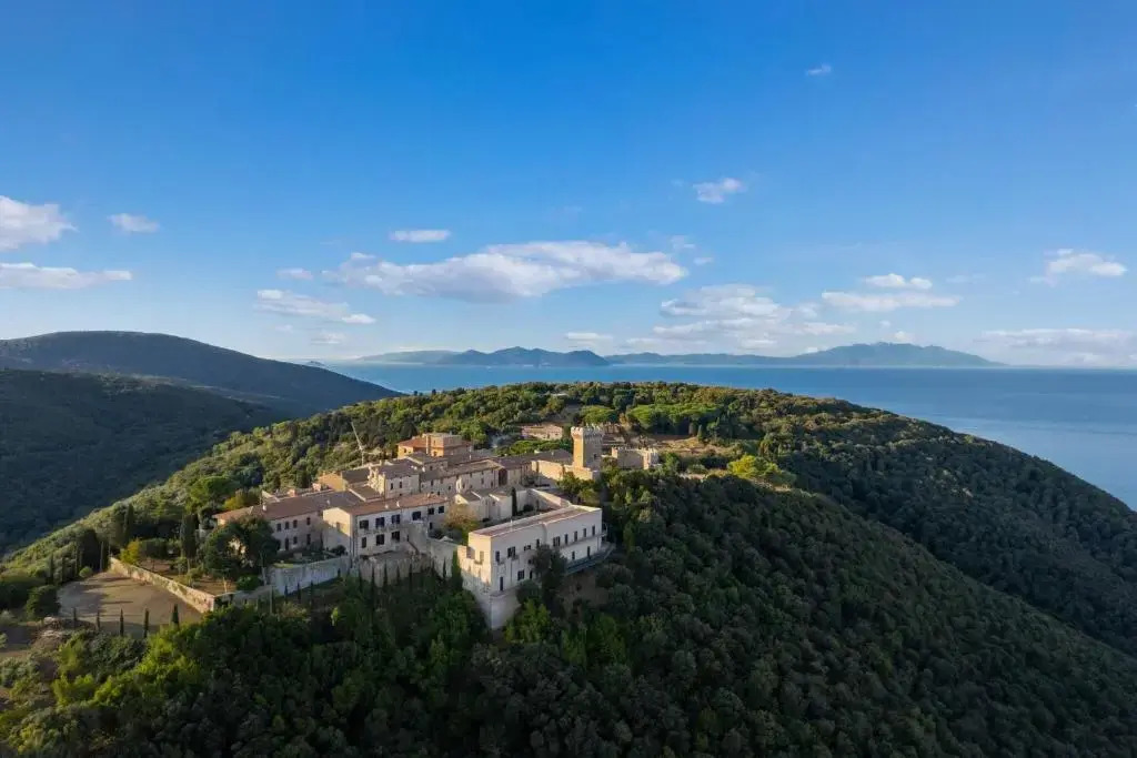 "luxury House In Populonia Above The Sea"