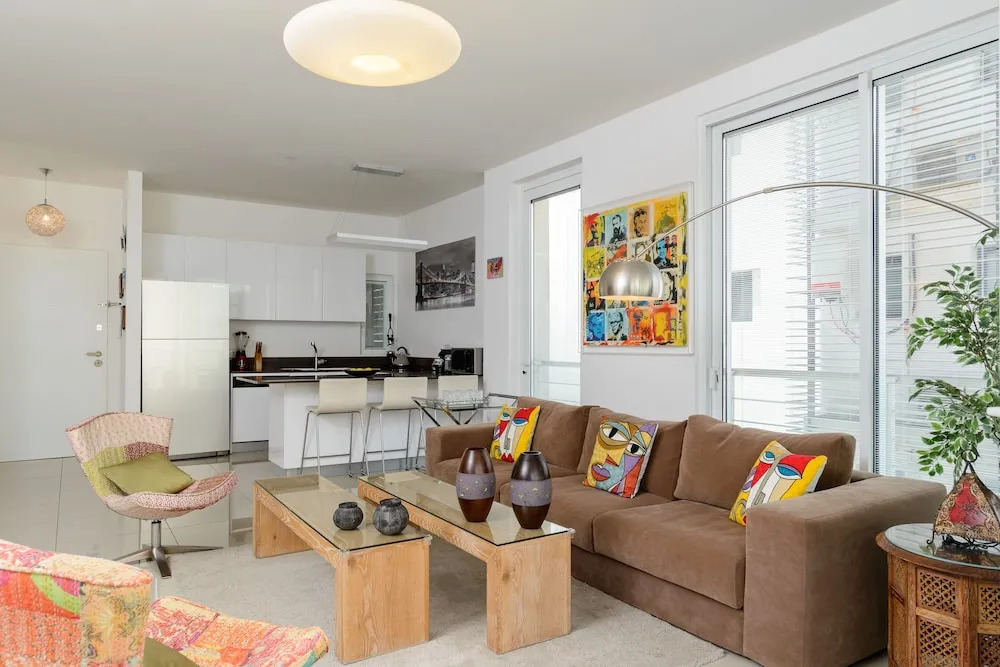 High Standard Seaside Apartment w/ Parking