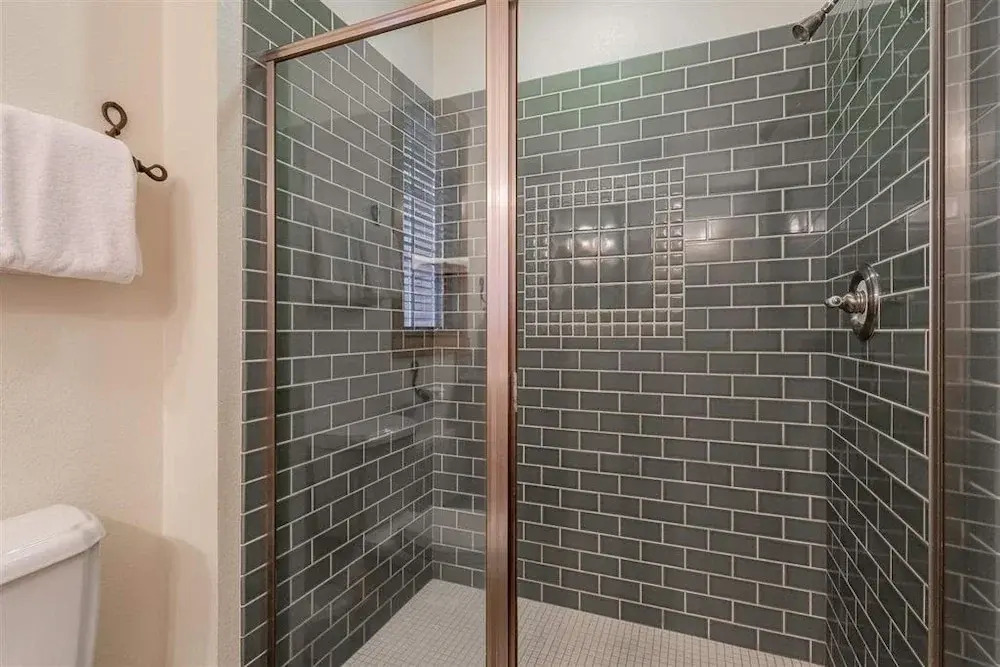 Stylish End Unit On Fairway, Hot Tub - Walk To Lift 2 Bedroom Condo