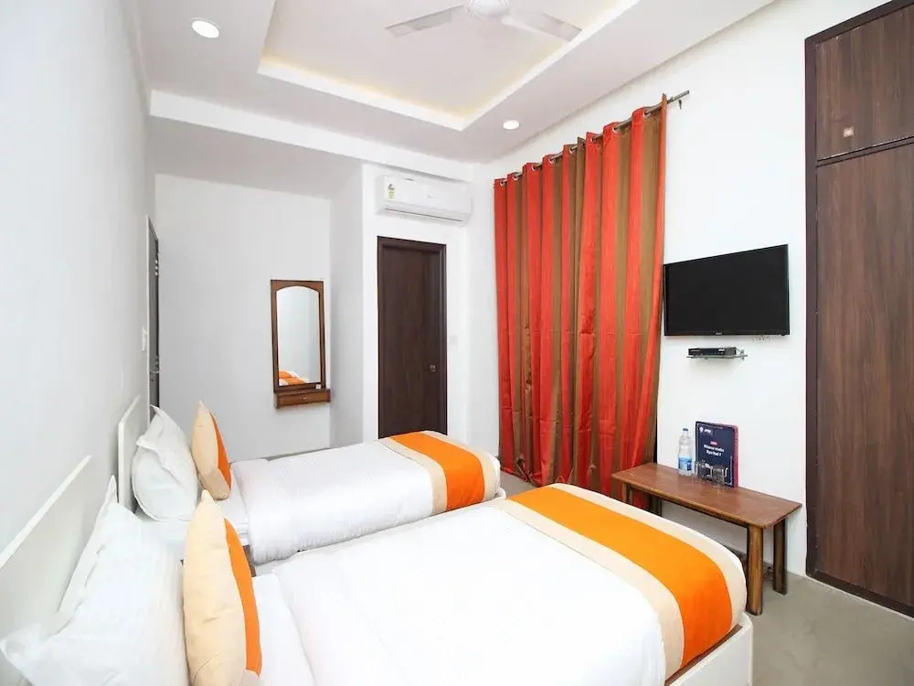 OYO 9915 Petals Inn