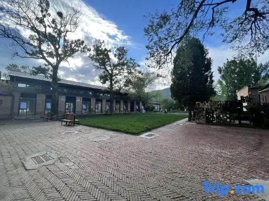 Zhenshun Yunfang Tangquan Art Hotel