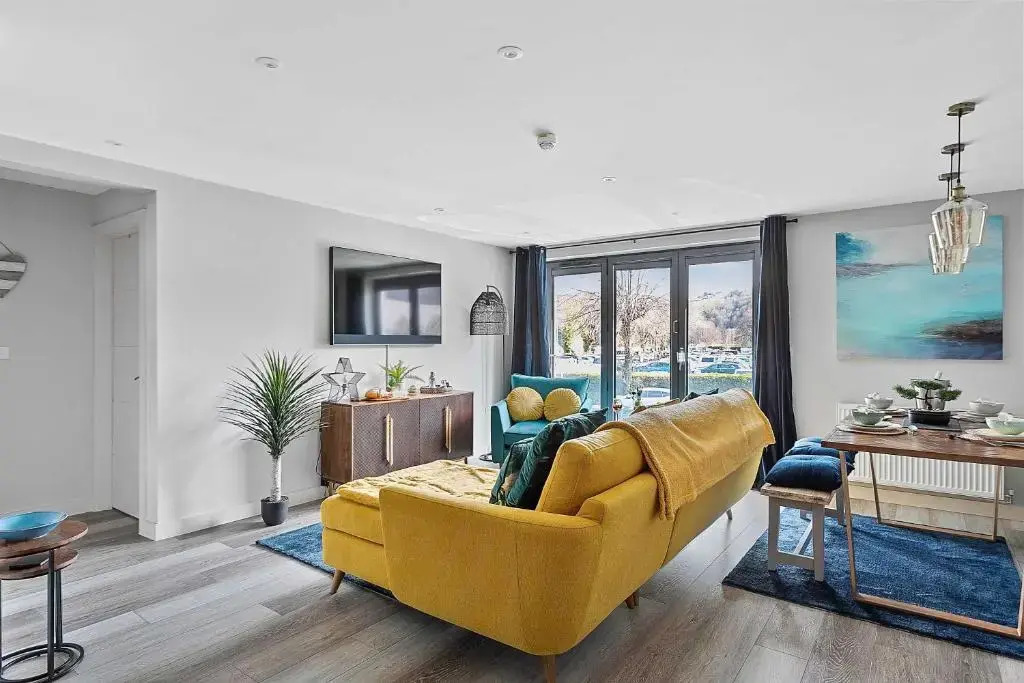 2 De Courcey House - Architect designed luxury apartment with parking, central Dartmouth