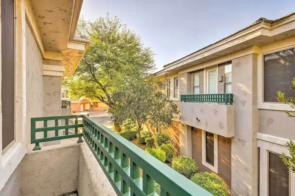 Pool, Balcony & Golf Course Views: Scottsdale Gem