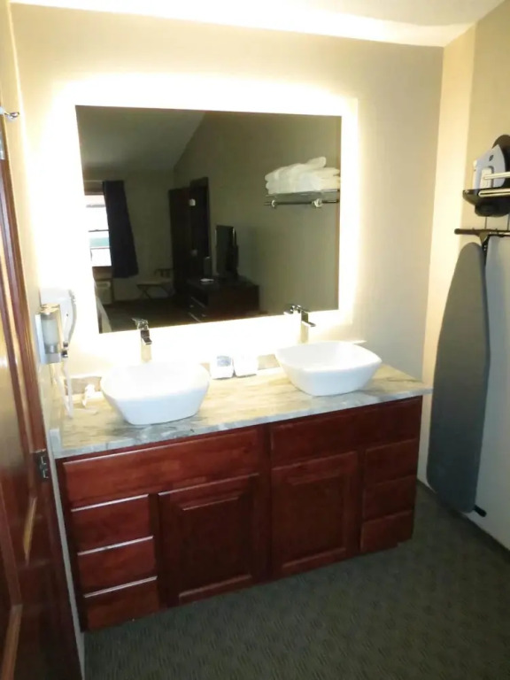 Edgewater Hotel and Suites