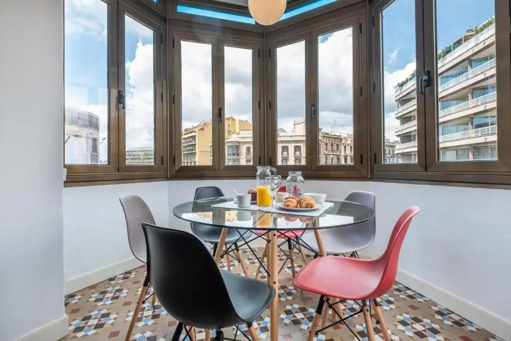 Sunny and Modernist apartment for groups in center