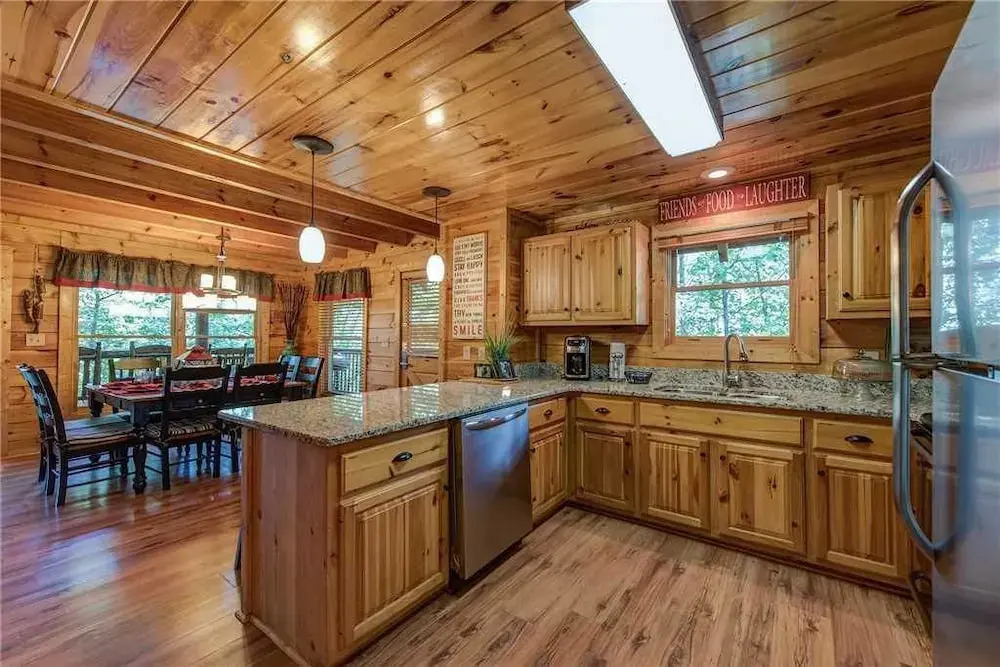 Holly Berry 4 Bedroom Home with Hot Tub