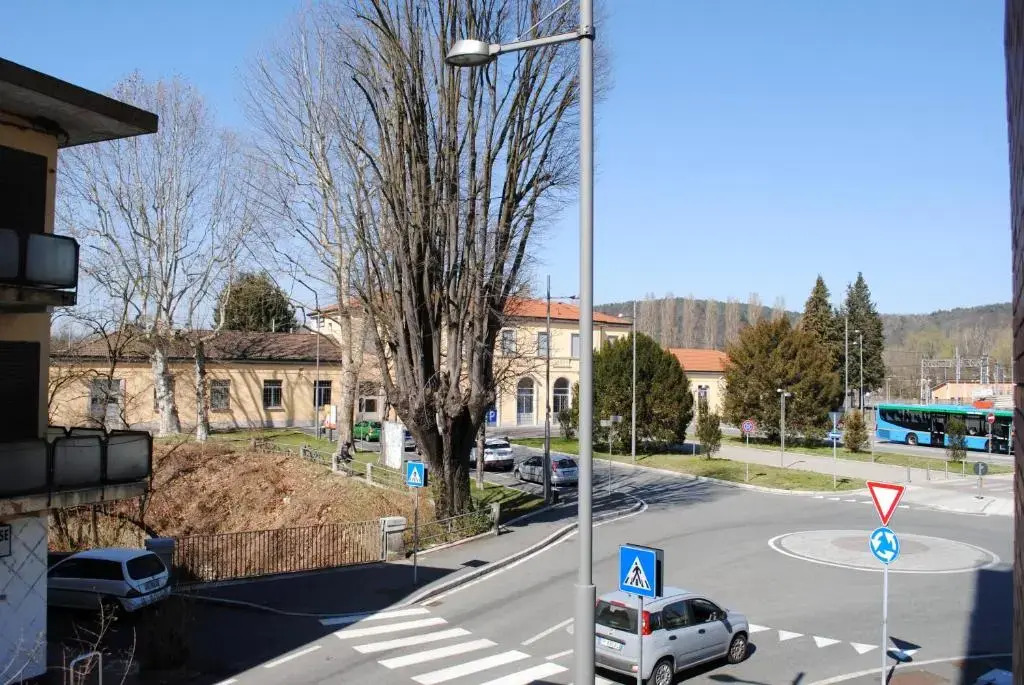 Bnbook - Sesto Calende Train Station