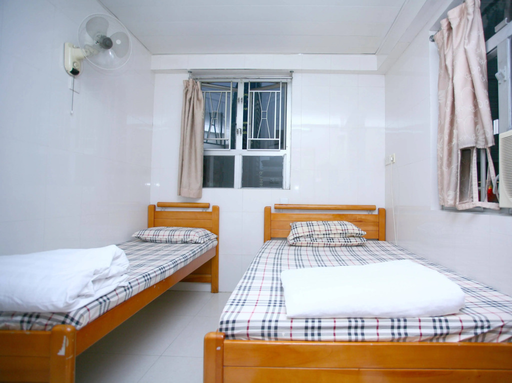 Pay-Less Guesthouse
