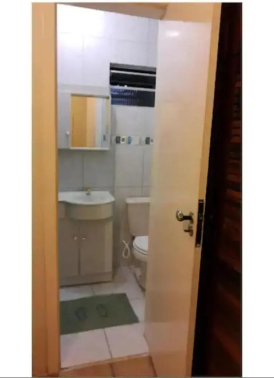 Apartamento térreo com ar condicionado bem localizado