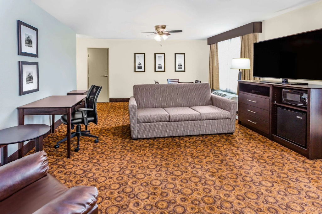 AmericInn & Suites Burnsville, MN