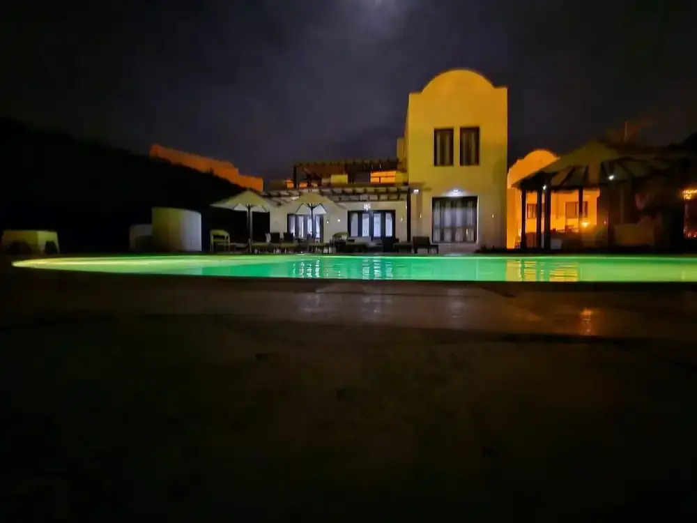Villa - Sleeps 6 - Heated Pool - Garden - Parking