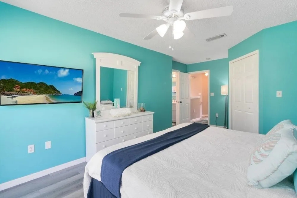 Gorgeous 4 Bed Home In Gated Community! 4 Bedroom Villa by RedAwning