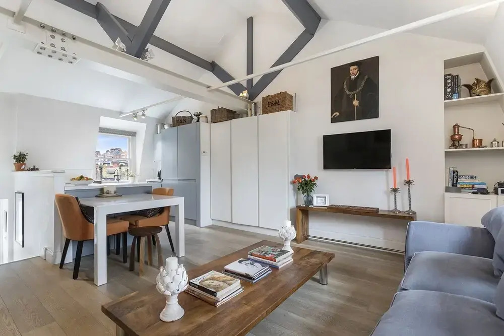 Stylish 2 bed Battersea home located just across from the famous Battersea Park